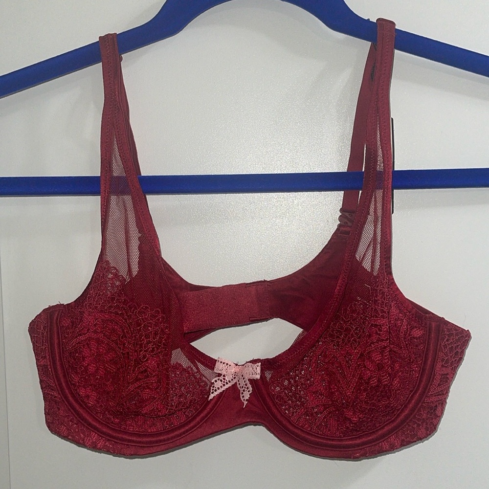 Victoria’s Secret NWT Body  by Victoria unlined demi lace bra 34B